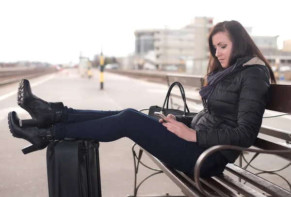 Mujer viajera joven esperando un tren — Foto de Stock