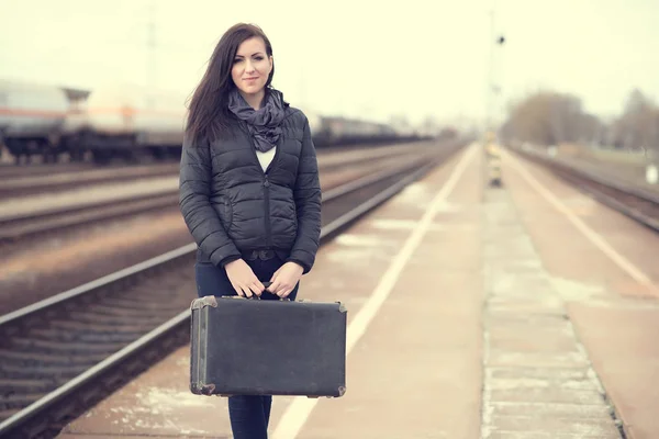 Ritratto a figura intera di una donna in viaggio — Foto Stock