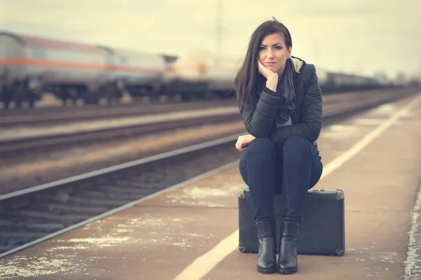 Χαριτωμένο γυναίκα στο σταθμό του τρένου — Φωτογραφία Αρχείου