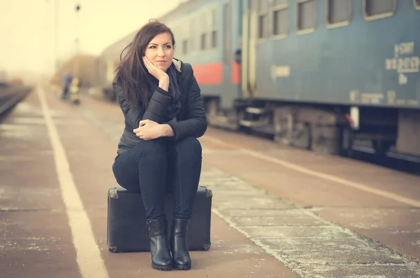 Mujer linda en la estación de tren — Foto de Stock