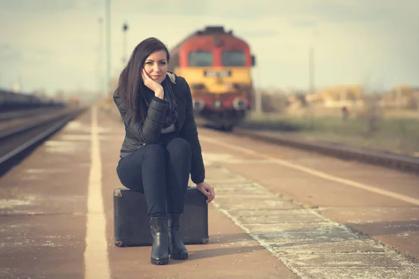 Söt kvinna vid järnvägsstationen — Stockfoto