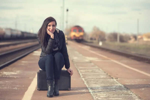 Tren istasyonunda sevimli kadın — Stok fotoğraf