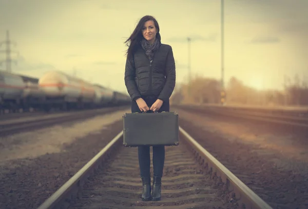 Νεαρή γυναίκα σε σιδηροδρομικές γραμμές — Φωτογραφία Αρχείου