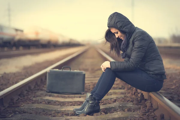 Λυπημένη γυναίκα που κάθεται στις γραμμές του τρένου — Φωτογραφία Αρχείου