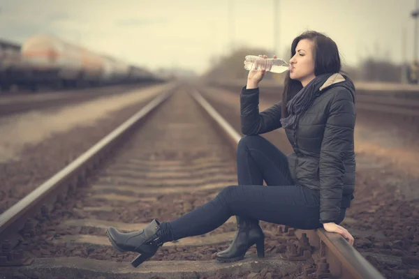 Giovane donna che beve acqua — Foto Stock