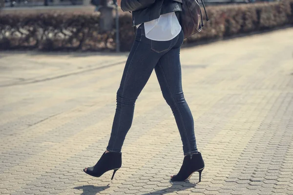 Pernas bonitas na rua — Fotografia de Stock
