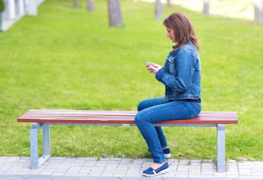 Sevimli kadın bir cep telefonu kullanmak