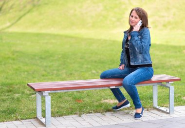 Sevimli kadın bir cep telefonu kullanmak