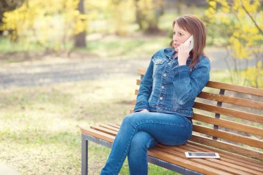 Bankta oturan sevimli kadın