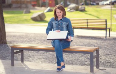 Bankta oturan sevimli kadın