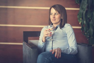 Sevimli kadın içme suyu