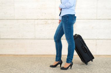 Bavulunu yürüyen Gezgin kadın