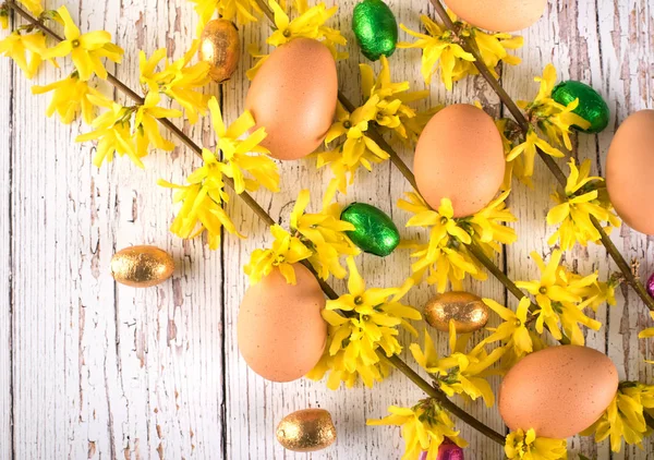 Skönhet forsythia gren med ägg på vit trä bakgrund — Stockfoto