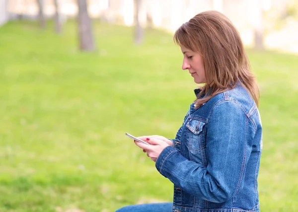 Mujer linda usar un teléfono celular — Foto de Stock