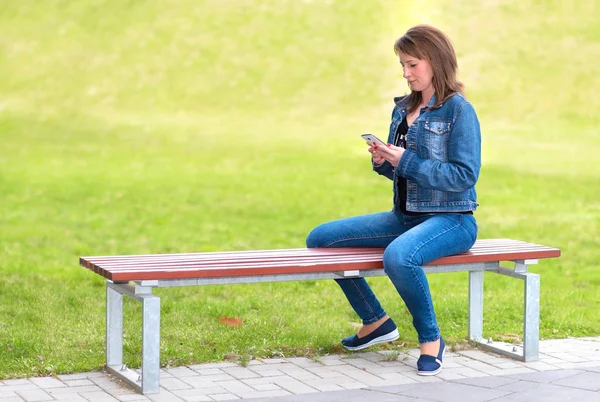 Cute woman use a cell phone — Stock Photo, Image