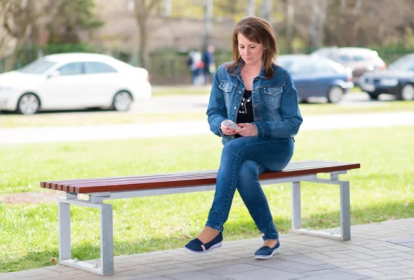 Mujer linda usar un teléfono celular — Foto de Stock