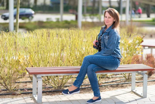 Mujer linda sentada en el banco —  Fotos de Stock