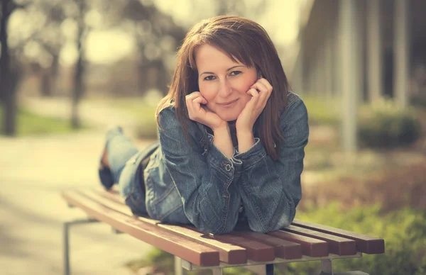 Femme mignonne se détendre sur le banc — Photo