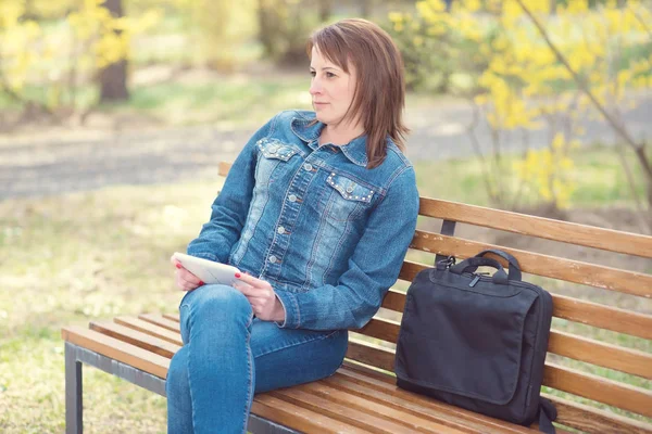 Bankta oturan sevimli kadın — Stok fotoğraf