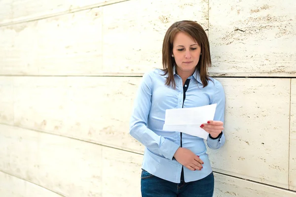 Leuke vrouw permanent in het kantoor — Stockfoto