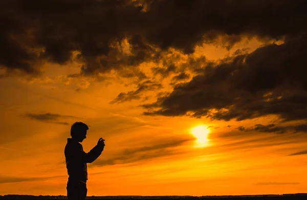 Doğa fotoğrafçısı siluet günbatımı — Stok fotoğraf