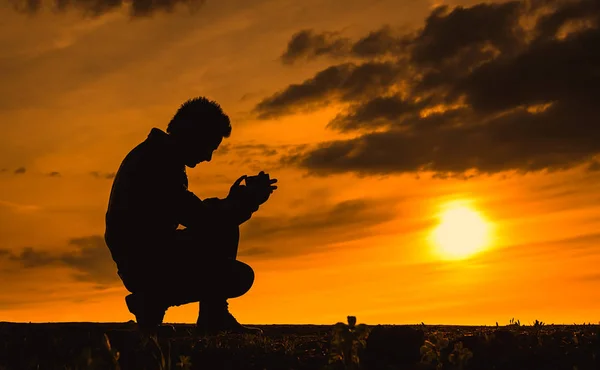 Natureza fotógrafo silhueta o pôr do sol — Fotografia de Stock