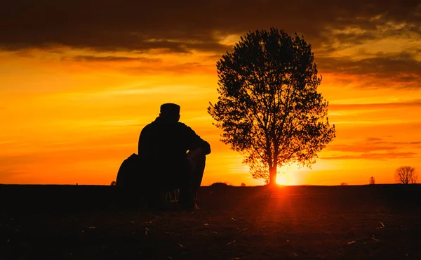 Adam siluet doğa günbatımı — Stok fotoğraf