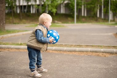 futbol oynayan mutlu çocuk