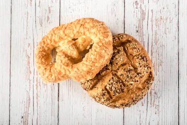 Pães seedy frescos no fundo de madeira branco — Fotografia de Stock