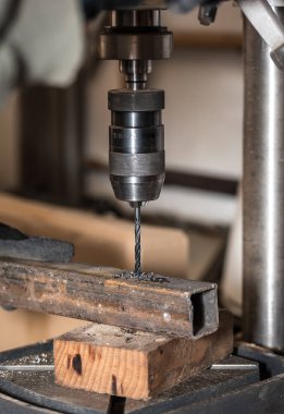 Çalışan bir delik matkap