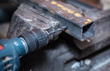 Çalışan bir delik matkap