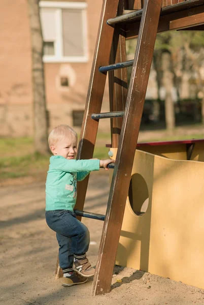 Schattig kind in de speeltuin — Stockfoto