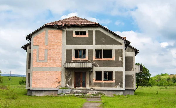 Casa perdida no campo — Fotografia de Stock