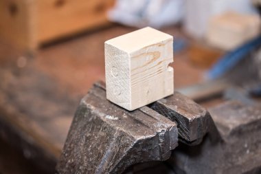 Mengene üzerinde ahşap iş parçası