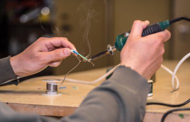Erkek işçi lehim wire ile çalışır
