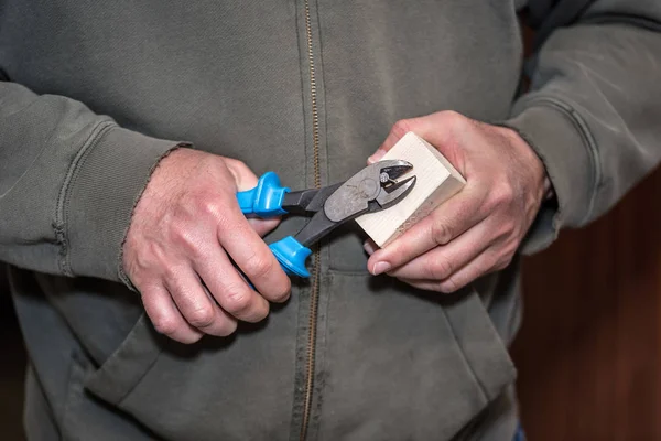 労働者は、木製ワークから釘を削除します。 — ストック写真