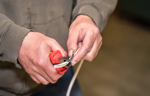 Worker cutting wire with pliers — Stock Photo, Image
