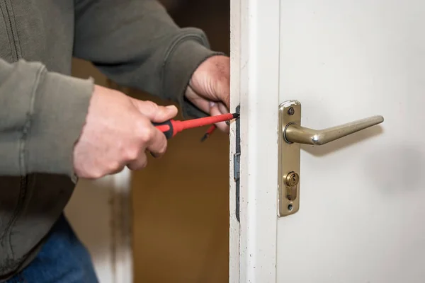 Mannelijke klusjesman werknemer houten deur vergrendeling installatie of reparatie — Stockfoto