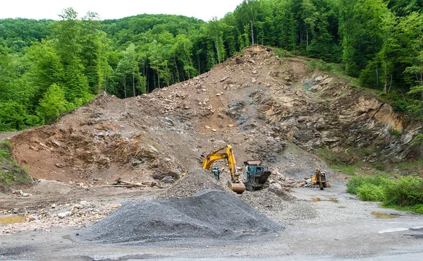 Schwere Maschinen im Steinbruch — Stockfoto