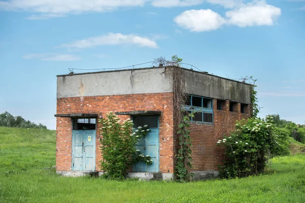 Antiguo edificio de ladrillo abandonado — Foto de Stock