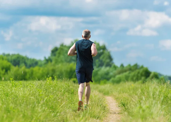 Gezonde levensstijl. Jonge sportieve Kaukasische witte man loopt — Stockfoto