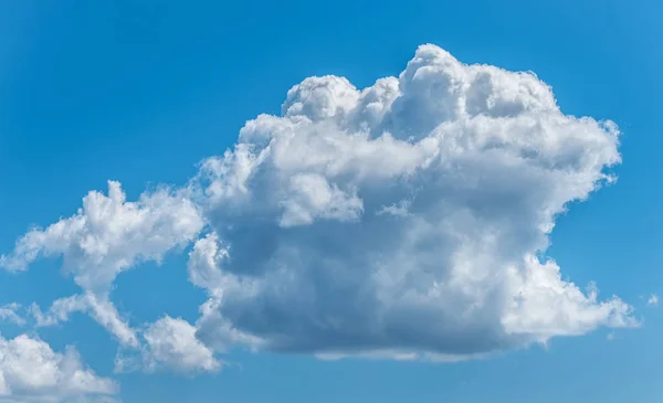 Blauwe lucht met prachtige wolk — Stockfoto