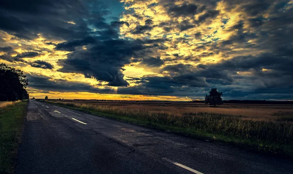 Hermosa escena rural después de la lluvia —  Fotos de Stock