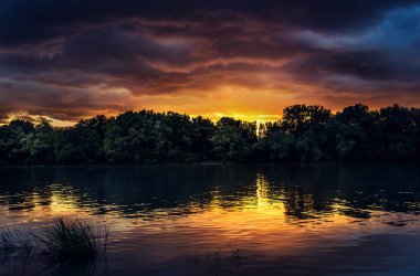 Güzellik günbatımı Nehri yakınında.