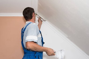 İş yerinde eller sıvacı