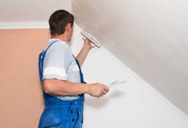 İş yerinde eller sıvacı