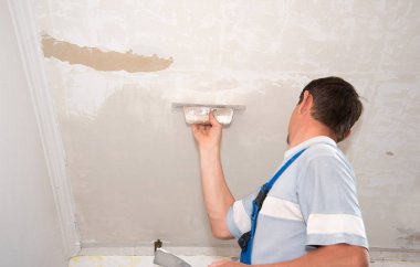 İş yerinde eller sıvacı