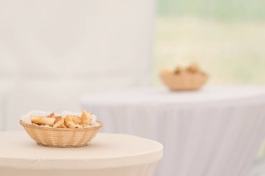 Sepet içinde küçük tatlılar