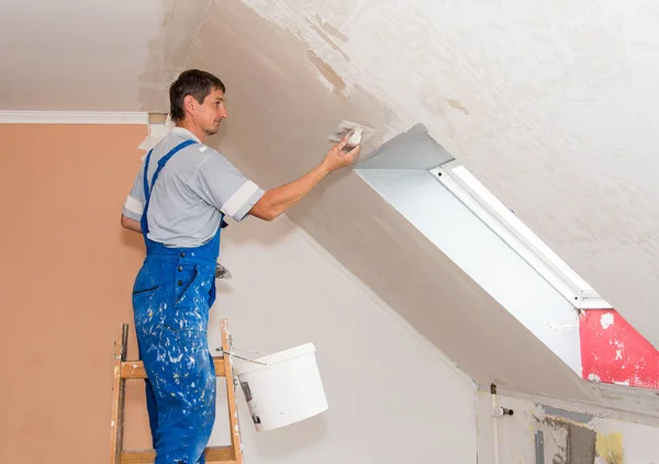 Handen Stukadoor op het werk — Stockfoto