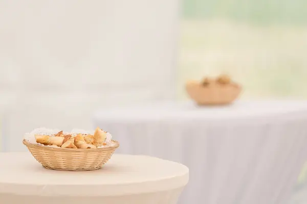 Kleine Desserts im Korb — Stockfoto